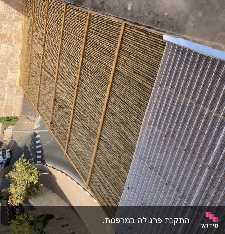 גדר במבוק על גג ליד קיר אבן